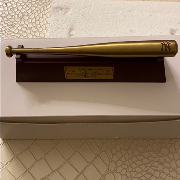 Ny Yankees  miniature bat with stand - Picture 3 of 5